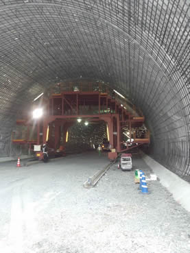 国道45号大槌地区トンネル工事（アーチ）